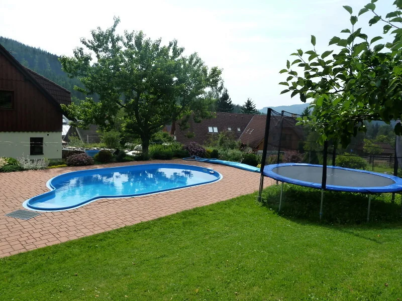 Bazén a trampolína na zahradě penzionu